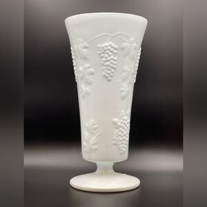 Vintage Indiana Glass Milk Glass Harvest Grape Pedestal Vase 9" White Embossed‎